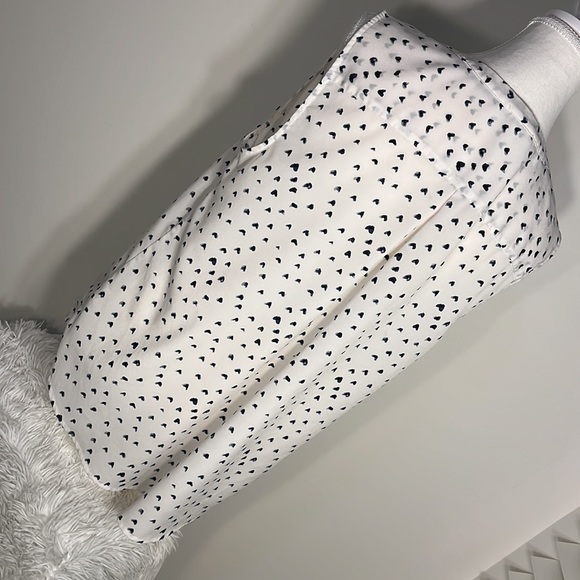 White V-neck blouse with black tiny hearts - Picture 4 of 6